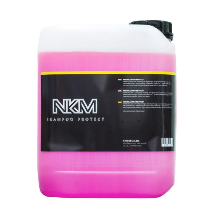Autoshampoo met wax voor diepe glans en waterafstoting. Reinigt en beschermt je lak bij elke wasbeurt. Nu bij NKM Detailing.